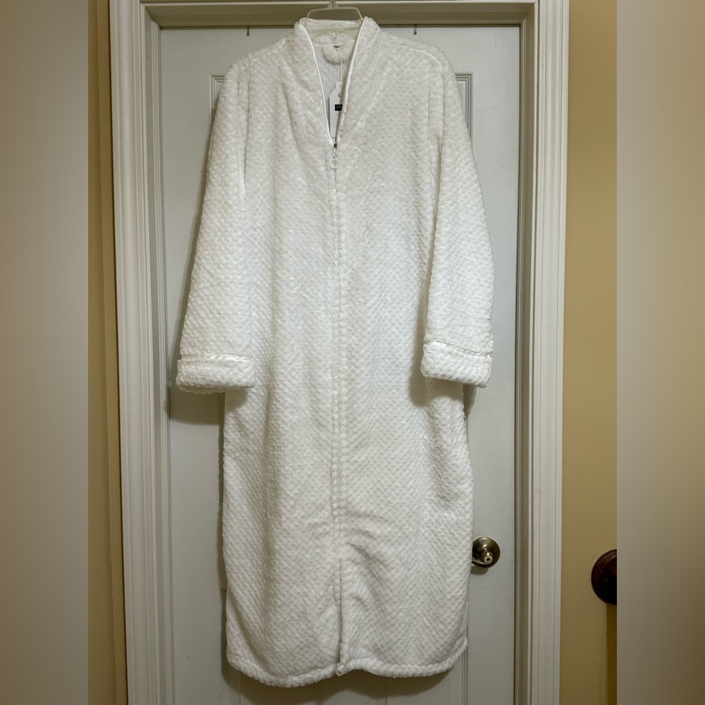 NWT Muyuxin Plush White Women's Full Length Zippered Robe with Pockets